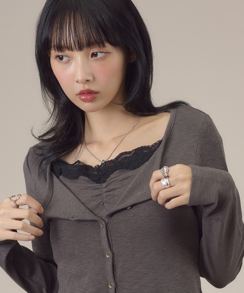 apres jour mignon(アプレジュールミニョン)の「レース付きフェイクレイヤードトップス(Tシャツ/カットソー・レディース・ピンク/チャコールグレー/ブラウン系その他・LARGE/フリー)」の2枚目の写真