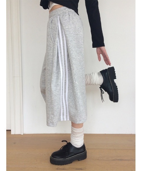 anyonemore（エニワンモア）の「サイドタックトラックスウェットバミューダパンツ（スウェットパンツ・レディース・グレー・2/1）」の2枚目の写真