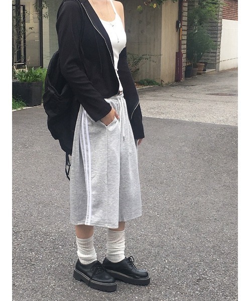 anyonemore（エニワンモア）の「サイドタックトラックスウェットバミューダパンツ（スウェットパンツ・レディース・グレー・2/1）」の7枚目の写真