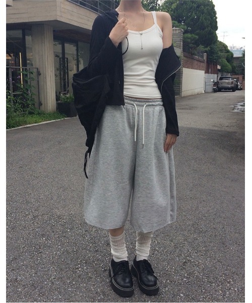 anyonemore（エニワンモア）の「サイドタックトラックスウェットバミューダパンツ（スウェットパンツ・レディース・グレー・2/1）」の4枚目の写真