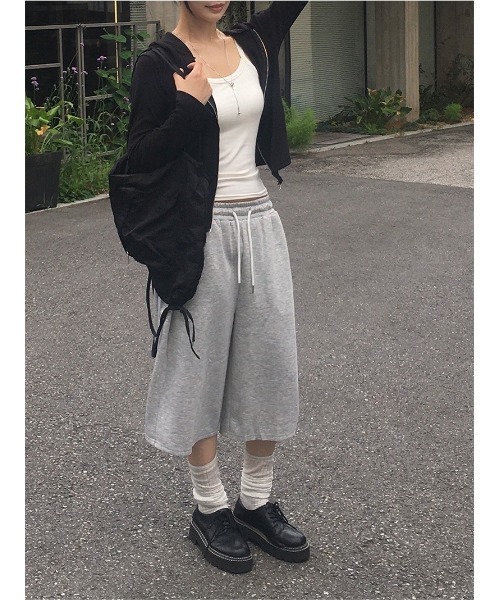 anyonemore（エニワンモア）の「サイドタックトラックスウェットバミューダパンツ（スウェットパンツ・レディース・グレー・2/1）」の5枚目の写真