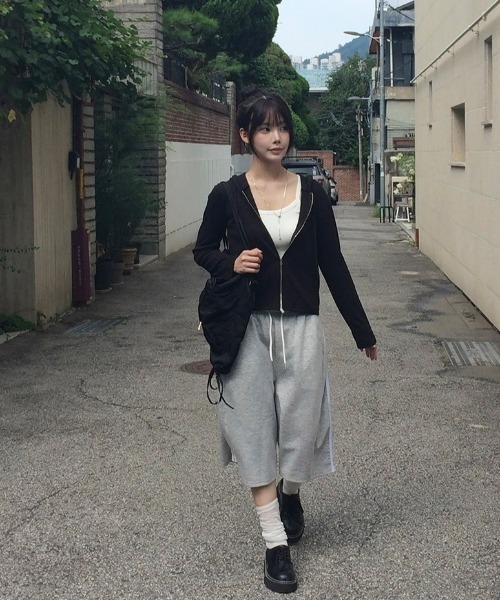 anyonemore（エニワンモア）の「サイドタックトラックスウェットバミューダパンツ（スウェットパンツ・レディース・グレー・2/1）」の8枚目の写真