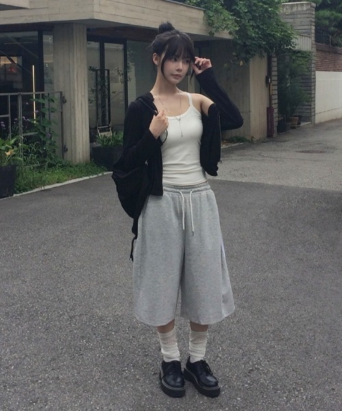 anyonemore（エニワンモア）の「サイドタックトラックスウェットバミューダパンツ（スウェットパンツ・レディース・グレー・2/1）」の3枚目の写真