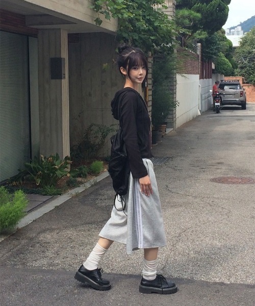 anyonemore（エニワンモア）の「サイドタックトラックスウェットバミューダパンツ（スウェットパンツ・レディース・グレー・2/1）」の9枚目の写真