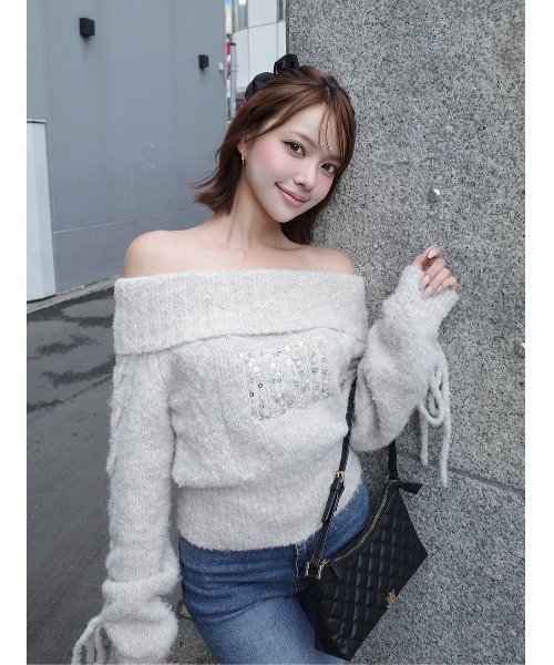 Darich(ダーリッチ)の「DDケーブルクロップドオフショルニットトップス(ニット/セーター・レディース・ピンク/ベージュ/ホワイト/サックスブルー・FREE)」の3枚目の写真