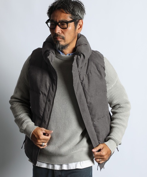 The DUFFER of ST.GEORGE(ザダファーオブセントジョージ)の「FAKE SUEDE DOWN VEST:フェイクスエード ダウンベスト / スエード風 / ハイネック / ボリュームネック / アウターベスト(ダウンベスト・メンズ・チャコールグレー/マスタード・SMALL/LARGE/MEDIUM/X-LARGE)」の1枚目の写真