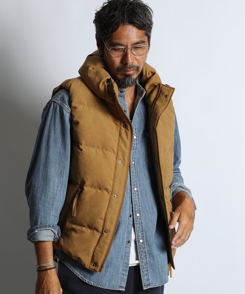The DUFFER of ST.GEORGE(ザダファーオブセントジョージ)の「FAKE SUEDE DOWN VEST:フェイクスエード ダウンベスト / スエード風 / ハイネック / ボリュームネック / アウターベスト(ダウンベスト・メンズ・チャコールグレー/マスタード・SMALL/LARGE/MEDIUM/X-LARGE)」の2枚目の写真