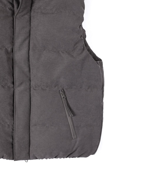 The DUFFER of ST.GEORGE(ザダファーオブセントジョージ)の「FAKE SUEDE DOWN VEST:フェイクスエード ダウンベスト / スエード風 / ハイネック / ボリュームネック / アウターベスト(ダウンベスト・メンズ・チャコールグレー/マスタード・SMALL/LARGE/MEDIUM/X-LARGE)」の15枚目の写真