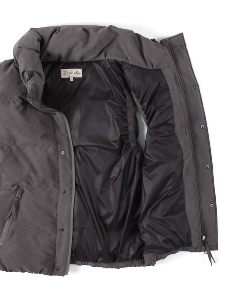 The DUFFER of ST.GEORGE(ザダファーオブセントジョージ)の「FAKE SUEDE DOWN VEST:フェイクスエード ダウンベスト / スエード風 / ハイネック / ボリュームネック / アウターベスト(ダウンベスト・メンズ・チャコールグレー/マスタード・SMALL/LARGE/MEDIUM/X-LARGE)」の16枚目の写真