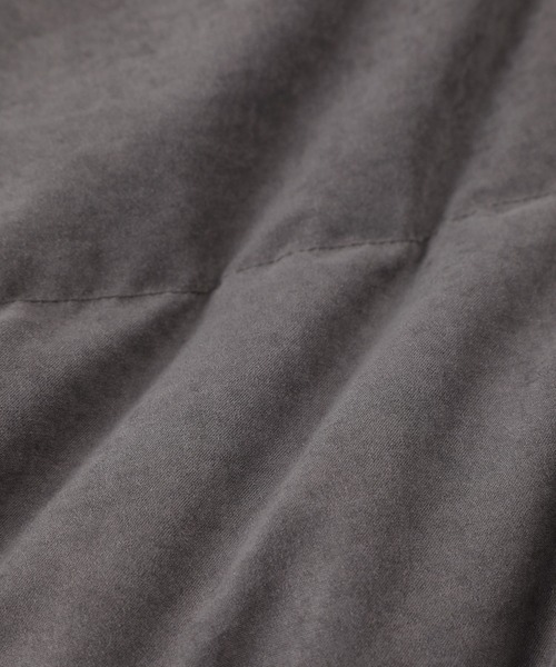 The DUFFER of ST.GEORGE(ザダファーオブセントジョージ)の「FAKE SUEDE DOWN VEST:フェイクスエード ダウンベスト / スエード風 / ハイネック / ボリュームネック / アウターベスト(ダウンベスト・メンズ・チャコールグレー/マスタード・SMALL/LARGE/MEDIUM/X-LARGE)」の18枚目の写真