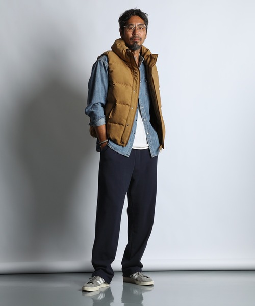The DUFFER of ST.GEORGE(ザダファーオブセントジョージ)の「FAKE SUEDE DOWN VEST:フェイクスエード ダウンベスト / スエード風 / ハイネック / ボリュームネック / アウターベスト(ダウンベスト・メンズ・チャコールグレー/マスタード・SMALL/LARGE/MEDIUM/X-LARGE)」の8枚目の写真