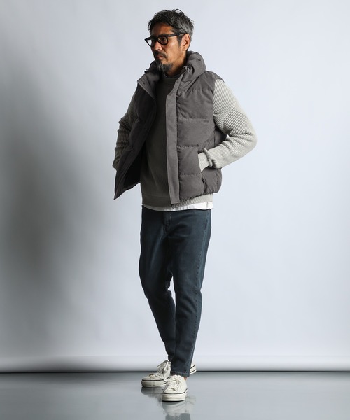 The DUFFER of ST.GEORGE(ザダファーオブセントジョージ)の「FAKE SUEDE DOWN VEST:フェイクスエード ダウンベスト / スエード風 / ハイネック / ボリュームネック / アウターベスト(ダウンベスト・メンズ・チャコールグレー/マスタード・SMALL/LARGE/MEDIUM/X-LARGE)」の4枚目の写真