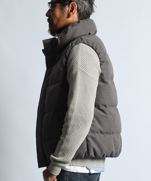The DUFFER of ST.GEORGE(ザダファーオブセントジョージ)の「FAKE SUEDE DOWN VEST:フェイクスエード ダウンベスト / スエード風 / ハイネック / ボリュームネック / アウターベスト(ダウンベスト・メンズ・チャコールグレー/マスタード・SMALL/LARGE/MEDIUM/X-LARGE)」の9枚目の写真
