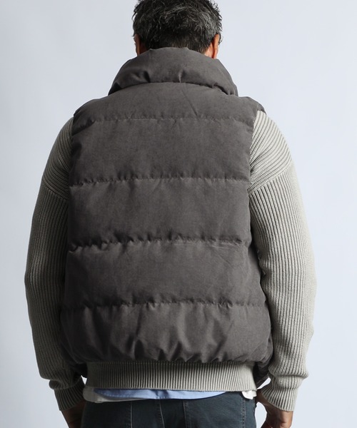 The DUFFER of ST.GEORGE(ザダファーオブセントジョージ)の「FAKE SUEDE DOWN VEST:フェイクスエード ダウンベスト / スエード風 / ハイネック / ボリュームネック / アウターベスト(ダウンベスト・メンズ・チャコールグレー/マスタード・SMALL/LARGE/MEDIUM/X-LARGE)」の10枚目の写真