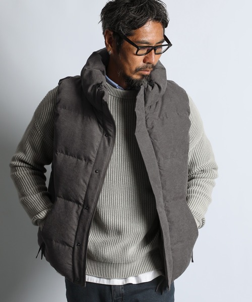 The DUFFER of ST.GEORGE(ザダファーオブセントジョージ)の「FAKE SUEDE DOWN VEST:フェイクスエード ダウンベスト / スエード風 / ハイネック / ボリュームネック / アウターベスト(ダウンベスト・メンズ・チャコールグレー/マスタード・SMALL/LARGE/MEDIUM/X-LARGE)」の3枚目の写真