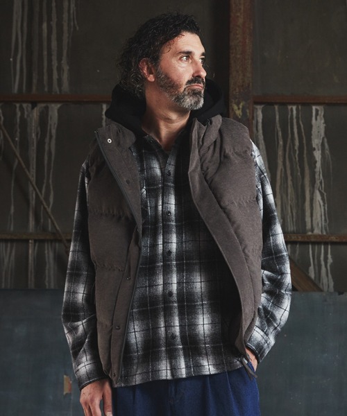 The DUFFER of ST.GEORGE(ザダファーオブセントジョージ)の「FAKE SUEDE DOWN VEST:フェイクスエード ダウンベスト / スエード風 / ハイネック / ボリュームネック / アウターベスト(ダウンベスト・メンズ・チャコールグレー/マスタード・SMALL/LARGE/MEDIUM/X-LARGE)」の5枚目の写真