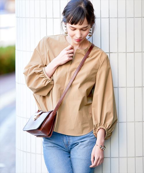 ADAM ET ROPE'(アダムエロペ)の「バルーンスリーブブラウス(シャツ/ブラウス・レディース・キャメル/オフホワイト/ブラック/ピンク/キナリ/オレンジ・FREE)」の5枚目の写真