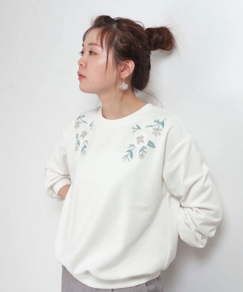 ikka(イッカ)の「フラワー刺繍プルオーバー(Tシャツ/カットソー・レディース・ネイビー/オフホワイト/グレー・LARGE/MEDIUM)」の1枚目の写真