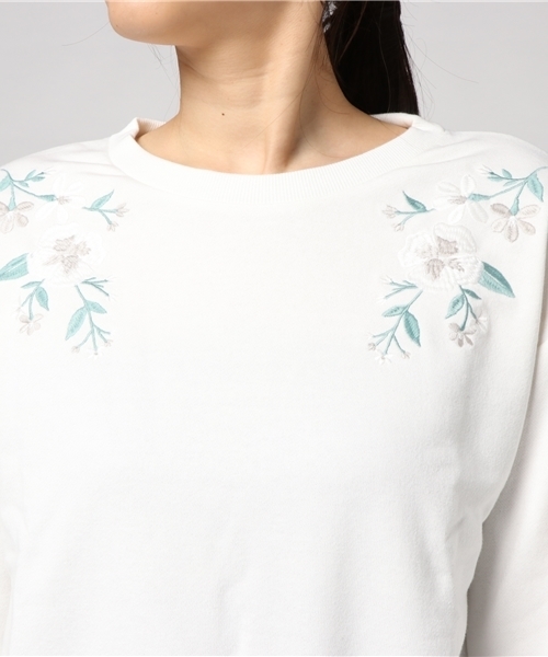 ikka(イッカ)の「フラワー刺繍プルオーバー(Tシャツ/カットソー・レディース・ネイビー/オフホワイト/グレー・LARGE/MEDIUM)」の7枚目の写真