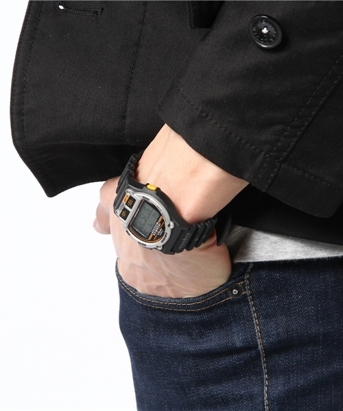 SHIPS(シップス)の「TIMEX: IRONMAN(アイアンマン) 8ラップ 1986エディション(アナログ腕時計・メンズ・ブラック/シルバー・ONE SIZE)」の3枚目の写真