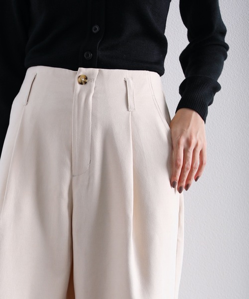 classicalelf(クラシカルエルフ)の「もち肌質感。タック入りフレアパンツ(その他パンツ・レディース・ブラック/アイボリー/ライトブラウン・SMALL/MEDIUM/LARGE/X-LARGE)」の8枚目の写真