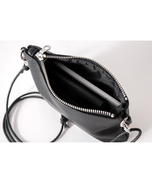 DEVICE（デバイス）の「【インフルエンサー sei ×DEVICE コラボ】Rename  フェイクレザーシンプル サコッシュバッグ（ショルダーバッグ・メンズ・ブラック・FREE）」の9枚目の写真