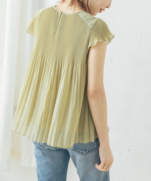 URBAN RESEARCH ROSSO（アーバンリサーチロッソ）の「『一部WEB限定カラー』ランダムプリーツフレンチスリーブブラウス（シャツ/ブラウス・レディース・ブラック/オフホワイト/グリーン系その他/イエロー系その他・FREE）」の15枚目の写真
