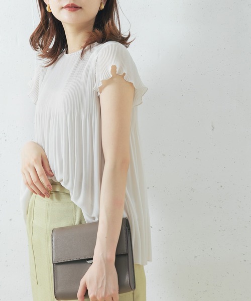 URBAN RESEARCH ROSSO（アーバンリサーチロッソ）の「『一部WEB限定カラー』ランダムプリーツフレンチスリーブブラウス（シャツ/ブラウス・レディース・ブラック/オフホワイト/グリーン系その他/イエロー系その他・FREE）」の6枚目の写真