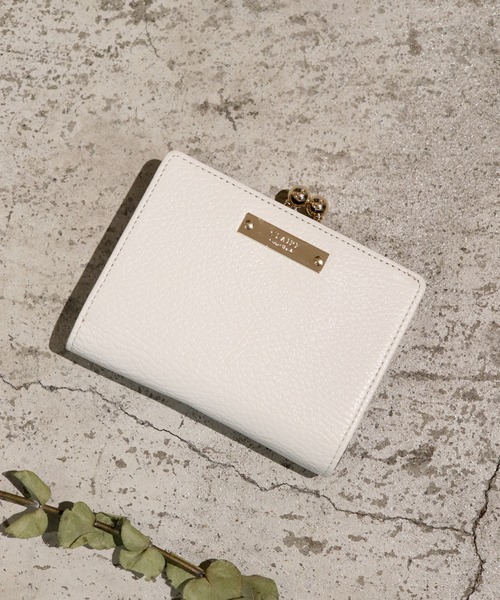 CLAIRE(クレア)の「【CLAIRE】イタリアンレザー無地シュリンクがま口財布(財布・レディース・グリーン/カーキ/キャメル/シルバー/オレンジ/ブラック/ラベンダー/サンドベージュ/グレー/サンドグレー/イエロー/ピンクベージュ/ブルーグレー/レッド/オフホワイト/シャンパン・FREE)」の2枚目の写真