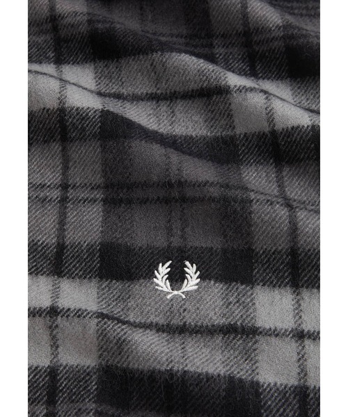 FRED PERRY（フレッドペリー）の「Tartan Scarf（ストール/ショール・メンズ・ネイビー/グレー・ONE SIZE）」の3枚目の写真