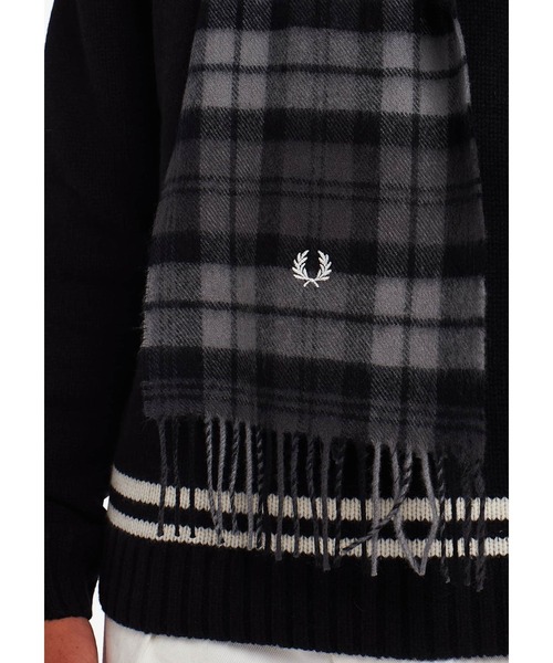 FRED PERRY（フレッドペリー）の「Tartan Scarf（ストール/ショール・メンズ・ネイビー/グレー・ONE SIZE）」の5枚目の写真