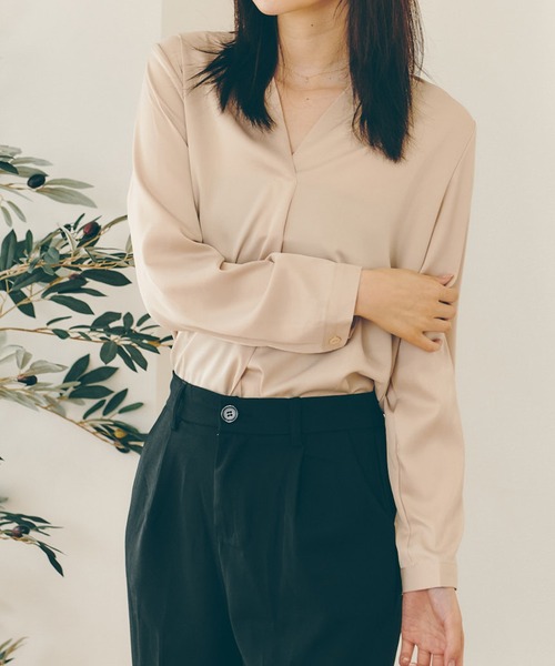 Lamoa（ラモア）の「Lamoa/ディープVネック ブラウス（シャツ/ブラウス・レディース・カーキ/ブルー/ホワイト/ワインレッド/ベージュ・FREE）」の2枚目の写真