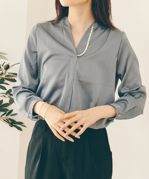 Lamoa（ラモア）の「Lamoa/ディープVネック ブラウス（シャツ/ブラウス・レディース・カーキ/ブルー/ホワイト/ワインレッド/ベージュ・FREE）」の4枚目の写真