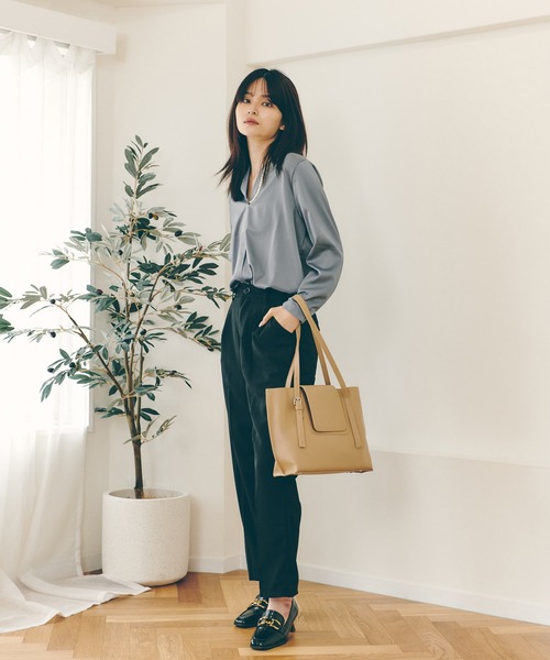 Lamoa（ラモア）の「Lamoa/ディープVネック ブラウス（シャツ/ブラウス・レディース・カーキ/ブルー/ホワイト/ワインレッド/ベージュ・FREE）」の10枚目の写真