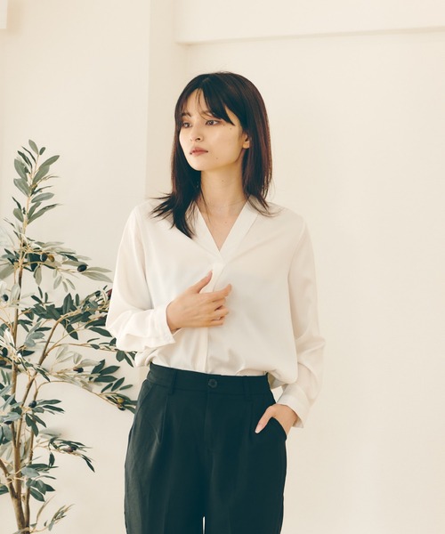 Lamoa（ラモア）の「Lamoa/ディープVネック ブラウス（シャツ/ブラウス・レディース・カーキ/ブルー/ホワイト/ワインレッド/ベージュ・FREE）」の15枚目の写真