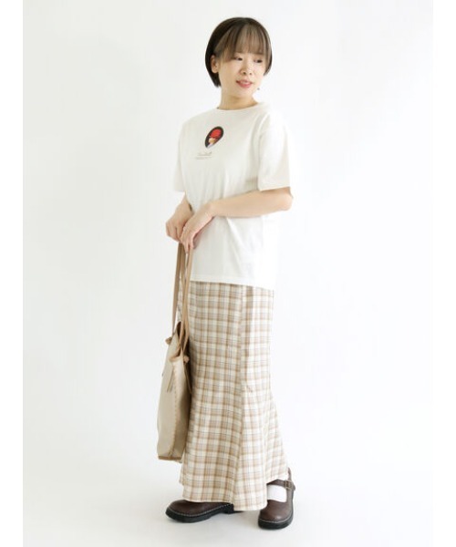 ehka sopo(エヘカソポ)の「【赤い帽子】女の子柄Tシャツ(Tシャツ/カットソー・レディース・ブラック/オフホワイト・フリ-)」の11枚目の写真