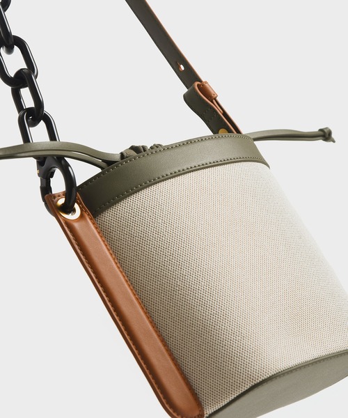 CHARLES & KEITH（チャールズ & キース）の「アルデン チェーン
