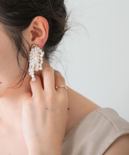 KBF(ケイビーエフ)の「ボリュームパールイヤリング(イヤリング・レディース・ホワイト・ONE)」の1枚目の写真