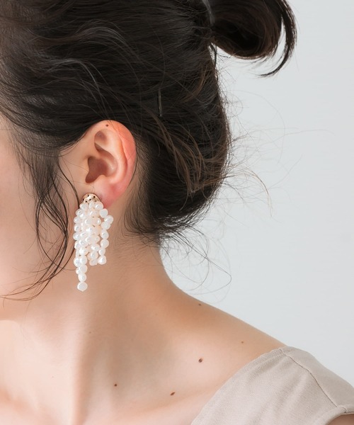 KBF(ケイビーエフ)の「ボリュームパールイヤリング(イヤリング・レディース・ホワイト・ONE)」の2枚目の写真