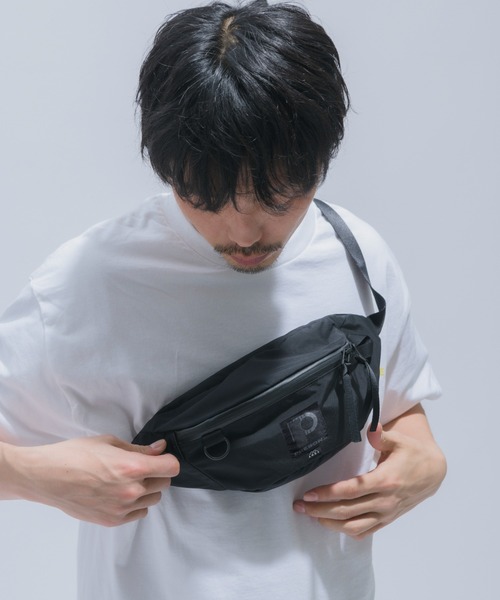 PRESONE(プレゾン)の「AMOA×PRESONE ウエストバッグ(ボディバッグ/ウエストポーチ・メンズ・ブラック/ベージュ・ONESIZE)」の3枚目の写真