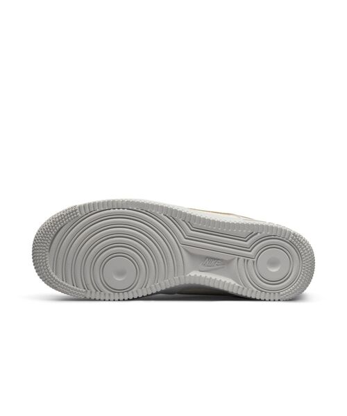NIKE(ナイキ)の「ナイキ エア フォース 1 '07 ESS ウィメンズシューズ / Nike Air Force 1 '07 ESS Women's Shoes (AF1)(スニーカー・レディース・アイボリー・23/24/25/26/27/28/22/25.5/26.5/27.5/22.5/24.5/23.5/28.5/29)」の7枚目の写真