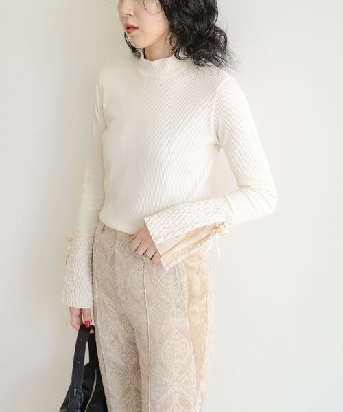 Ray BEAMS(レイビームス)の「RBS / シャーリング カフス ハイネック トップス(Tシャツ/カットソー・レディース・ブラック/ホワイト系その他6・ONE SIZE)」の8枚目の写真