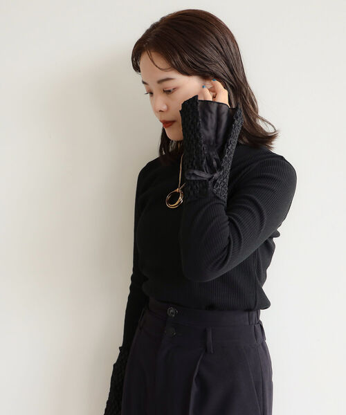 Ray BEAMS(レイビームス)の「RBS / シャーリング カフス ハイネック トップス(Tシャツ/カットソー・レディース・ブラック/ホワイト系その他6・ONE SIZE)」の11枚目の写真