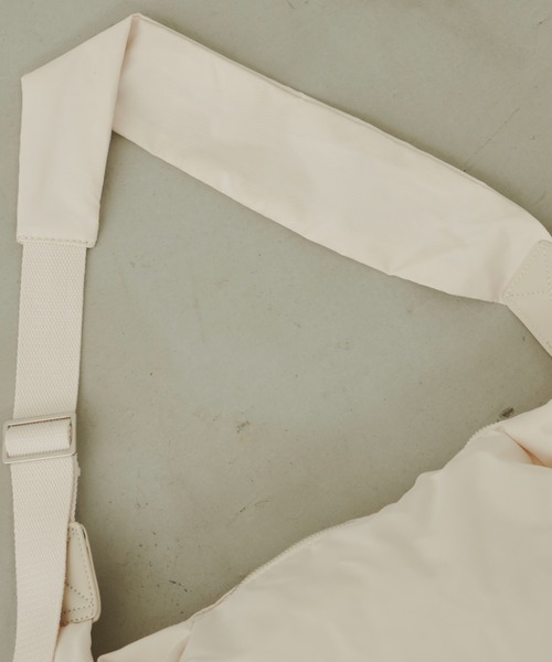 Aunt Marie's(アントマリーズ)の「ラウンドショルダーバッグ/軽量素材(ショルダーバッグ・レディース・アイボリー/ブラック/ベージュ/ライトブルー/グリーン/チャコールグレー/ライトグレー・FREE)」の11枚目の写真