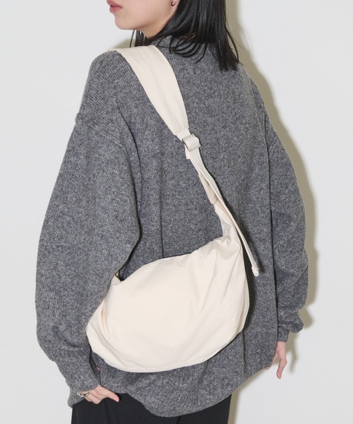 Aunt Marie's(アントマリーズ)の「ラウンドショルダーバッグ/軽量素材(ショルダーバッグ・レディース・アイボリー/ブラック/ベージュ/ライトブルー/グリーン/チャコールグレー/ライトグレー・FREE)」の20枚目の写真