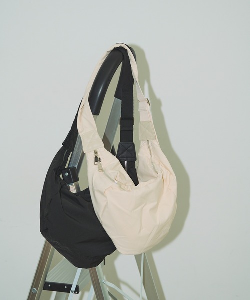 Aunt Marie's(アントマリーズ)の「ラウンドショルダーバッグ/軽量素材(ショルダーバッグ・レディース・アイボリー/ブラック/ベージュ/ライトブルー/グリーン/チャコールグレー/ライトグレー・FREE)」の13枚目の写真