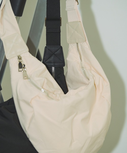 Aunt Marie's(アントマリーズ)の「ラウンドショルダーバッグ/軽量素材(ショルダーバッグ・レディース・アイボリー/ブラック/ベージュ/ライトブルー/グリーン/チャコールグレー/ライトグレー・FREE)」の14枚目の写真