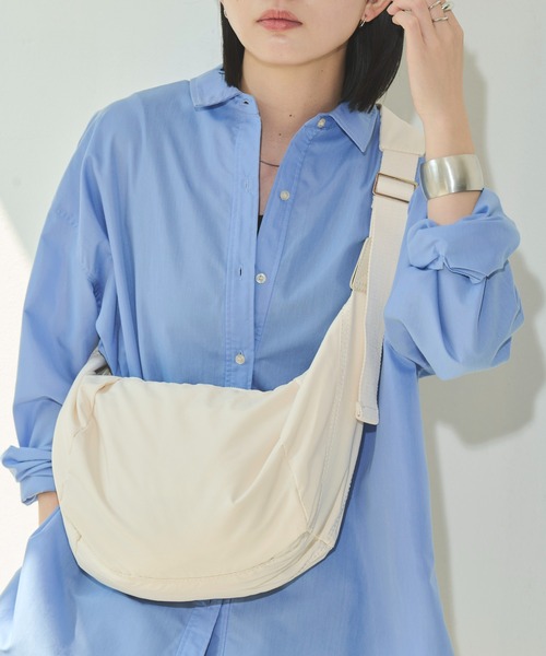 Aunt Marie's(アントマリーズ)の「ラウンドショルダーバッグ/軽量素材(ショルダーバッグ・レディース・アイボリー/ブラック/ベージュ/ライトブルー/グリーン/チャコールグレー/ライトグレー・FREE)」の16枚目の写真