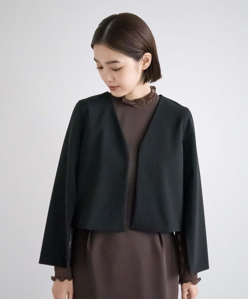 kaene カエン ケープ付きノーカラージャケット ポンチョ kaene（カエン）の「ノーカラーケープジャケット（その他