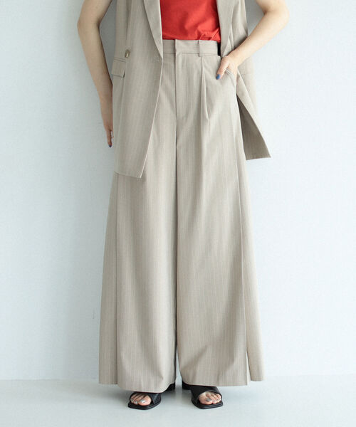 Ray BEAMS(レイビームス)の「RBS / ストライプ サイド タック ワイド パンツ(その他パンツ・レディース・ベージュ/シルバー・1/0)」の11枚目の写真